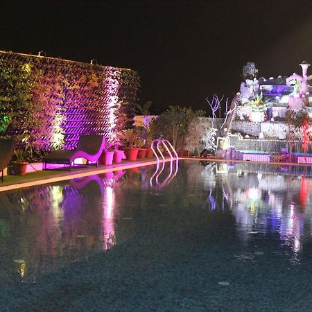 Xenious World Square Hotel Газиабад Екстериор снимка