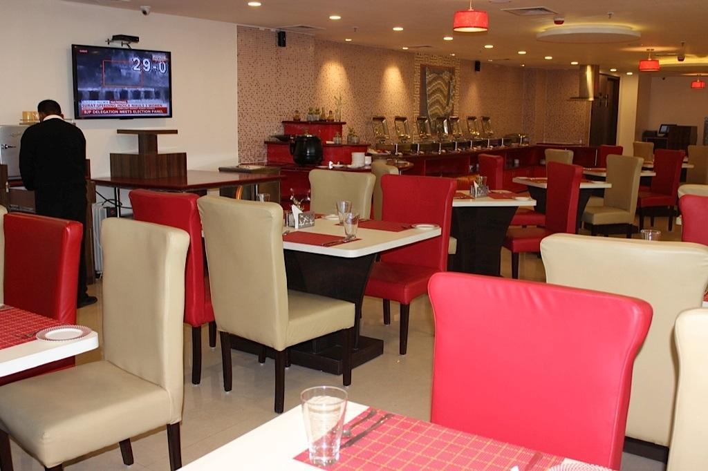 Xenious World Square Hotel Газиабад Екстериор снимка