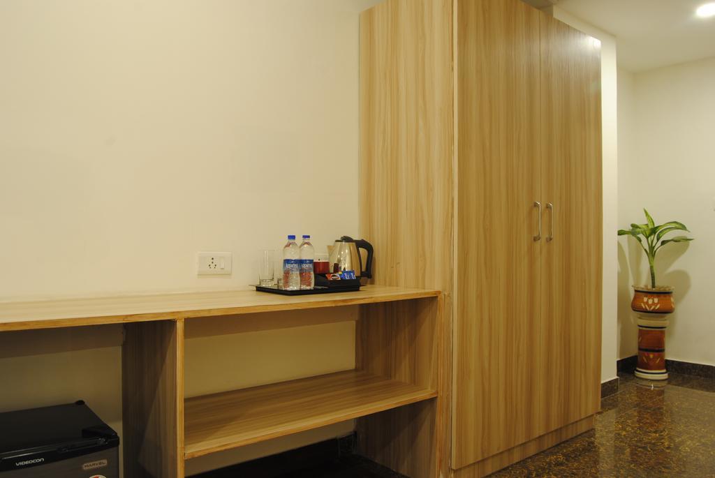 Xenious World Square Hotel Газиабад Екстериор снимка