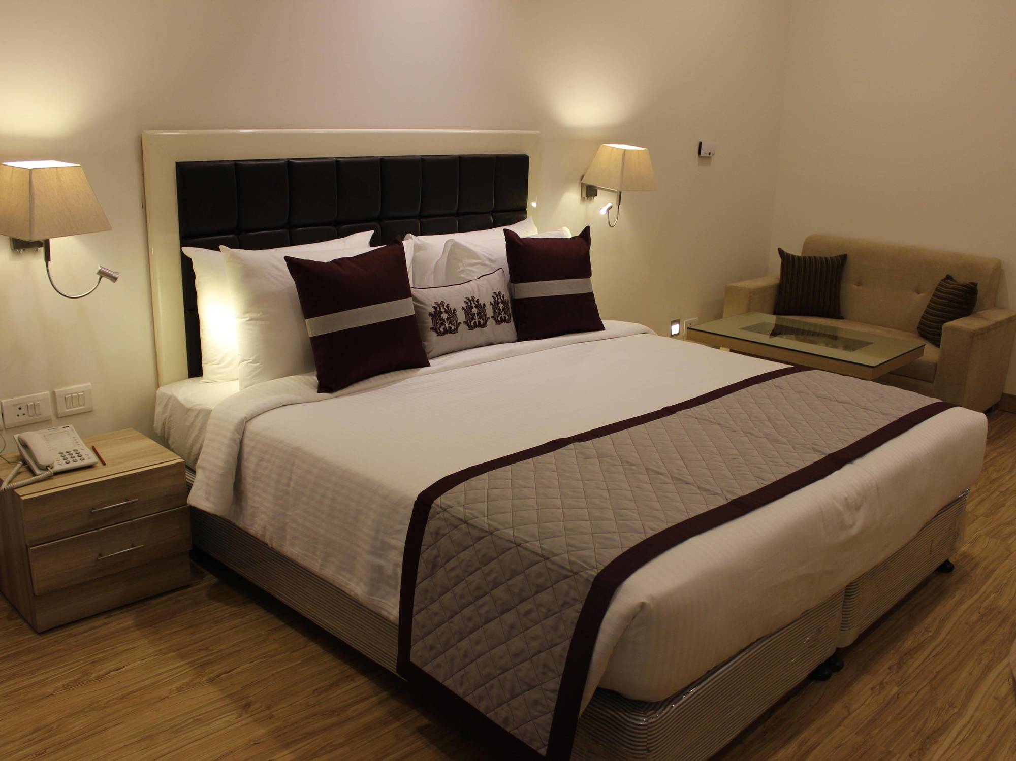 Xenious World Square Hotel Газиабад Екстериор снимка